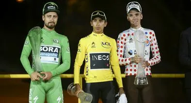 A estos ciclistas se les entrega las camisetas especiales del Tour de Francia.