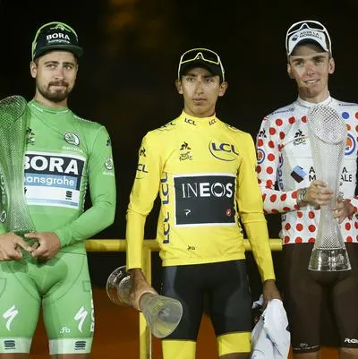 A estos ciclistas se les entrega las camisetas especiales del Tour de Francia.