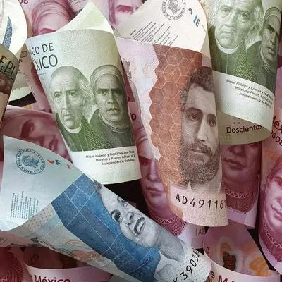 Billetes mexicanos y colombianos, en nota sobre cuántos son 2.000 pesos de México en Colombia