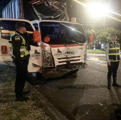 Conductor borracho se estrelló contra un semáforo e intentó escaparse.