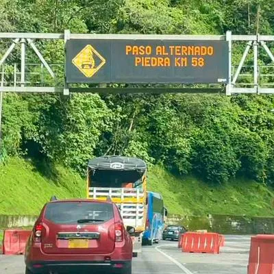 La vía Bogotá - Villavicencio mantiene cierres parciales por la nueva crisis en el km 58. 