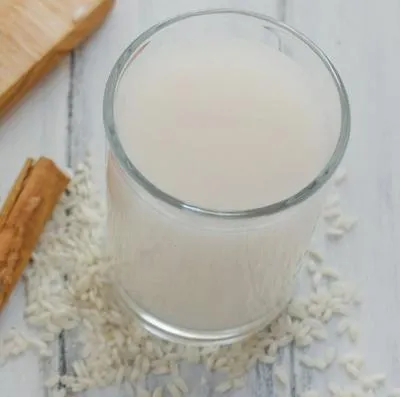 El agua de arroz sirve para tonificar y tratar las líneas de expresión que aparecen por el envejecimiento, pero también para darle brillo al cabello