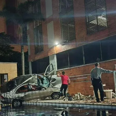 Así quedó el carro que cayó de un parqueadero a una piscina de un parqueadero de El Poblado, en Medellín.