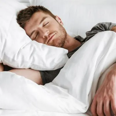 Los expertos dicen que la mejor postura para dormir es de costado (izuierdo) porque las vías respiratorias no se cloquean y la sangre fluye mejor