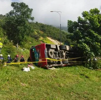 Bus se quedó sin frenos, dio vueltas y se accidentó con 25 pasajeros en las vías de Santander. Hay cinco heridos de gravedad por el incidente. 