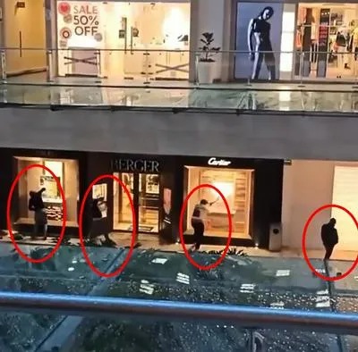 Captura de uno de los videos del robo en Plaza Antara.