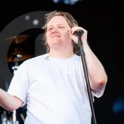 El emotivo momento en vivo de Lewis Capaldi que adelantó el anuncio de su retiro temporal