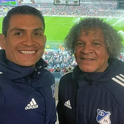 Foto de Alberto Gamero y Macalister Silva, a propósito de su visita al estadio Monumental de River