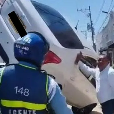 El conductor del automóvil había sido requerido en un procedimiento de tránsito y posteriormente se lo inmovilizaron, Minutos después ocurrió el percance.