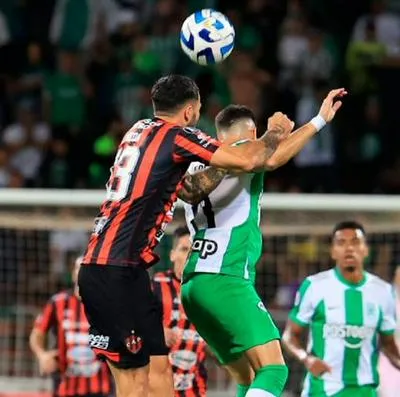 La Conmebol sancionaría a Atlético Nacional porque algunos de sus hinchas en la tribuna norte usaron bengalas y pólvora en el estadio.