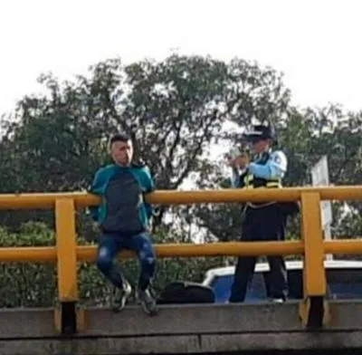Medellín hoy: agente de tránsito salvó la vida de joven que colgaba de un puente