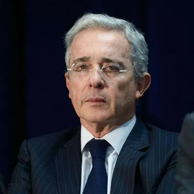 Foto de Petro y Uribe a propósito de encuesta de favorabilidad de Invamer