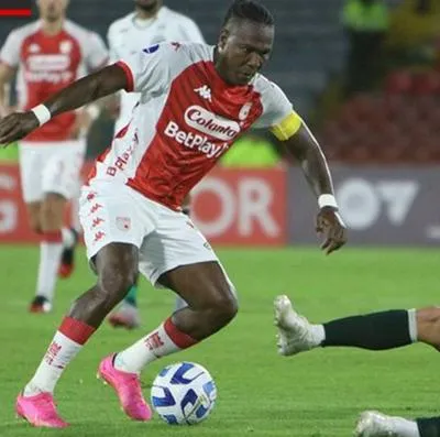 Hugo Rodallega con Independiente Santa Fe disputando un balón contra Goiás por Copa Sudamericana