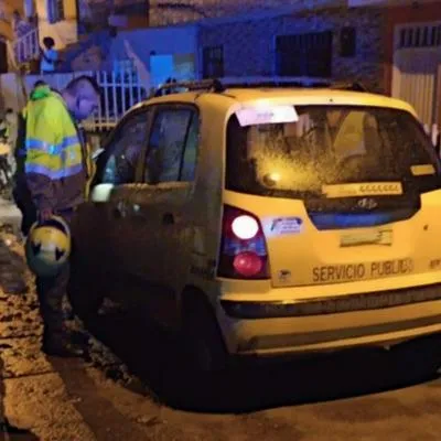 Falso policía robo por error a pasajero de un taxi en Bogotá y hasta lo dejó herido. El ladrón se habría confundido. 