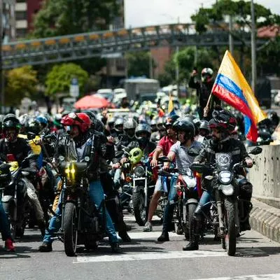 Foto de motociclistas, en nota de que motos Suzuki, AKT, Auteco y más en Colombia ya tiene respaldo de Andi, en video