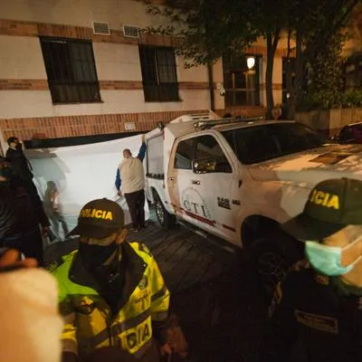 Policías y un carro del CT, a propósito de la mujer que fue asesinada en su vivienda en Medellín