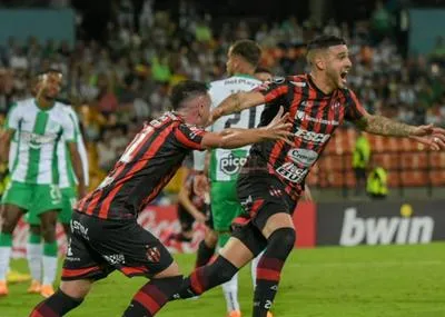 Jugadores de Atlético Nacional y Patronato de Argentina. En relación con dinero que perdió el verde.