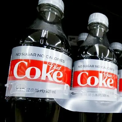 OMS lanza alerta mundial por hallazgo en la Coca-Cola Dietética: podría producir cáncer