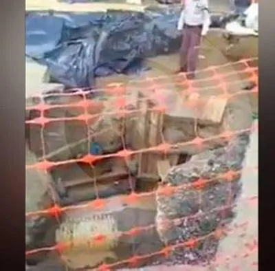 Daño en tubería abrió otra calle en la zona urbana de Bello
