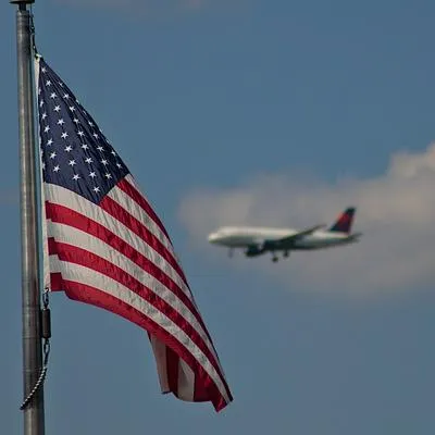 Bandera de Estados Unidos, en nota sobre cuánto cuesta el permiso para ingresar sin visa a ese país