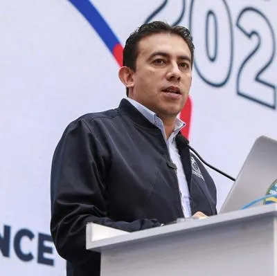 El registrador Alexander Vega le pidió a Gustavo Petro que garantice seguridad durante elecciones de octubre por amenazas del Eln y Farc.