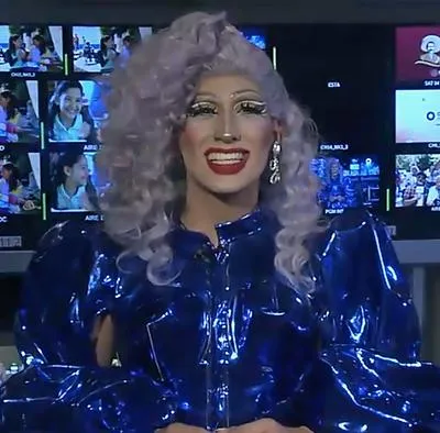 Ella es Amanda, la primera drag queen en ser presentadora de noticias en México