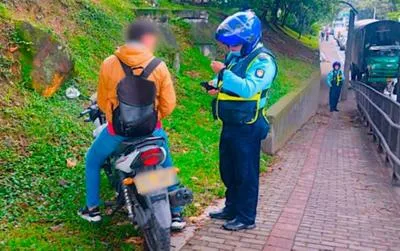 Agente de tránsito y motociclista. En relación con mutas en Medellín.