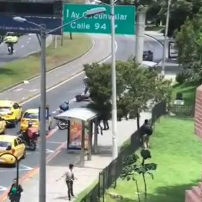 En Bogotá hoy se registró un robo en la carrera Séptima con calle 94. Hombres armados atracaron a conductores y les quitaron sus carros y motos.