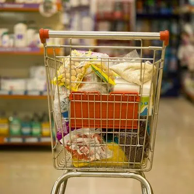 Carro de mercado lleno en nota sobre jornada de descuentos en Makro