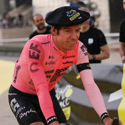 Rigoberto Urán, ciclista del Education First, en su presentación para el Tour de Francia, donde fue recibido con ovación