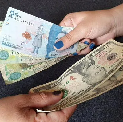 Dinero colombiano y dólares, a propósito que el peso clombiano es la segunda moneda más revaluada del mundo