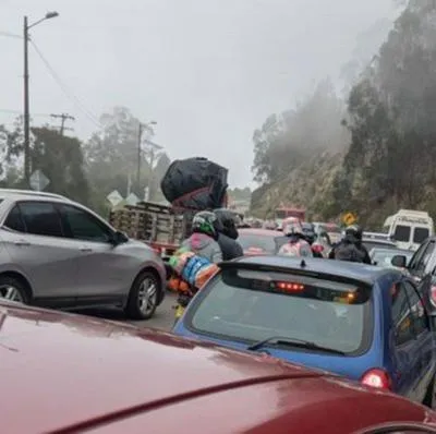 Enorme trancón a la salida de Bogotá por la vía a Girardot. Demoras pueden ser de hasta más de 4 horas y ciudadanos se quejan de la movilidad. 