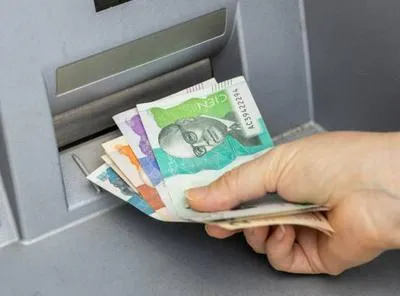 Dinero en el cajero. En relación con la prima de servicios en Colombia.