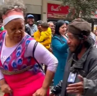 Habitante de calle se pegó su buena rumba en Bogotá y sacó a bailar a una señora. Decenas de personas lo rodearon y aplaudieron su actitud. 