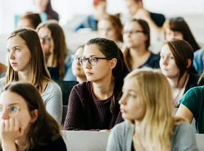 Mujeres estudiando. En relación con becas en Colombia.