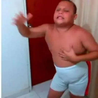 Así luce el niño del video viral "me comí una salchipapa", el cual se hizo famoso en 2014 en Colombia.