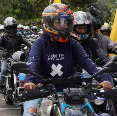 La restricción del parrillero hombre en Bogotá se acaba a partir del 1 de julio por decisión de la alcaldía y conductores de motos celebran.