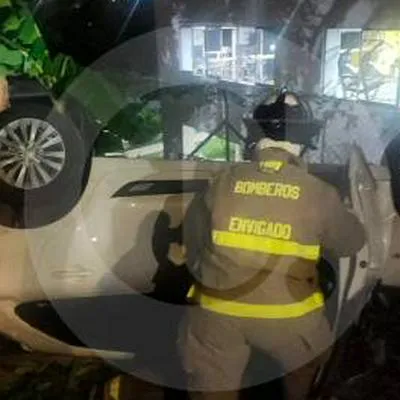 Este vienres 30 de junio, en Envigado, una canductora cayó al vació tras atravesar un muro de un parqueadero, a 15 metros de altura. Así quedó.