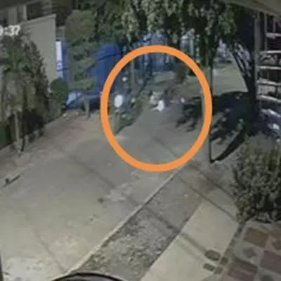 Ladrón tumbo a dos mujeres que iban en moto para robarles un bolso en Valledupar.