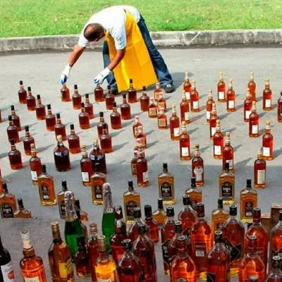 Policía Nacional reveló que 24 de cada 100 botellas de licor que se venden en Colombia serían botellas de licor adulterado.