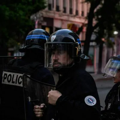Policía de París lleva más de 1.000 arrestos en manifestaciones que se están dando en Francia por muerte de un adolescente a manos de la policía.