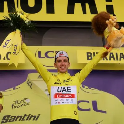 Adam Yates, primer líder del Tour de Francia 2023.