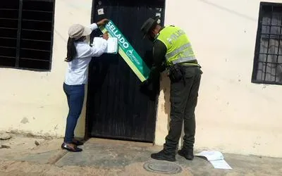 Personas sellando local. En relación con estafa en Valledupar.