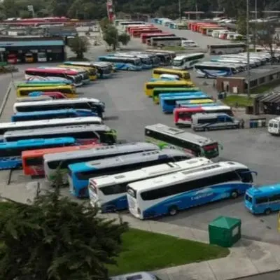 Caos en Terminal de Bogotá durante puente festivo: filas, precios altos y pocos tiquetes