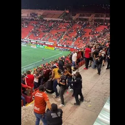 Aficionados de Pumas y Xolos se enfrentan durante partido de fútbol