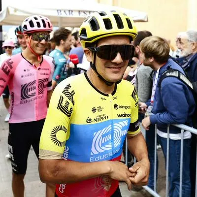 El ciclista ecuatoriano Richard Carapaz abandonó el Tour de Francia por la caída que sufrió en la primera etapa.