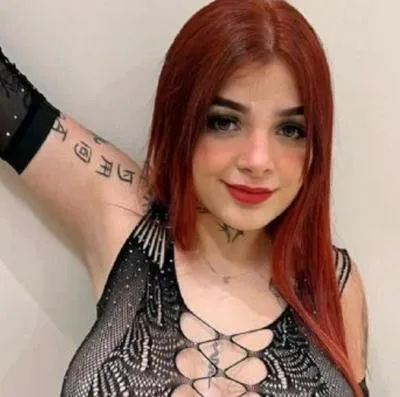 Una mujer critico a Karely Ruiz en el aeropuerto por su forma de vestir