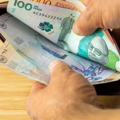 BIlletes de 50.000 pesos y 100.000 pesos en Colombia servirán más por caída del dólar y de la inflación.