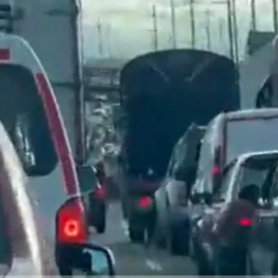 Trancón en Bogotá saliendo por Soacha. Cómo está la movilidad y las carreteras para viajar. Se reporta alto tráfico y la movilidad es caótica. 