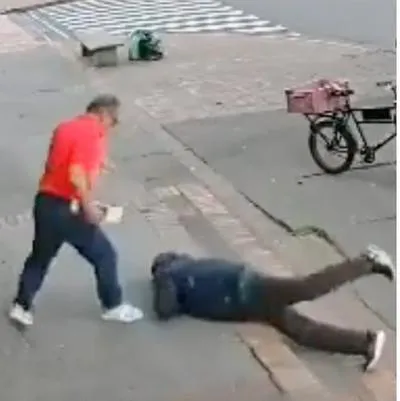 Hombre golpeó a adulto mayor que se cayó en Salitre, en Bogotá.